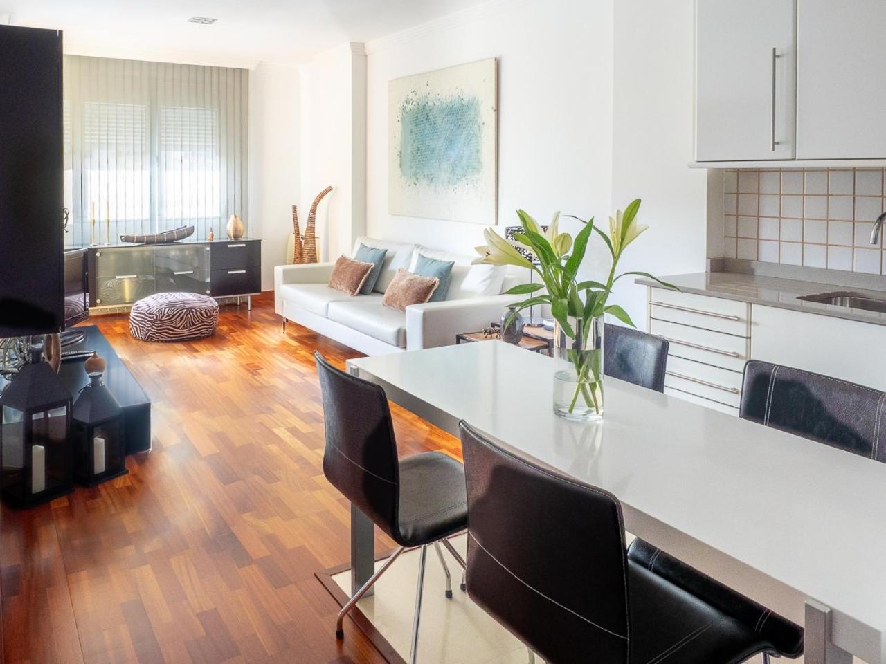 Abora Garden With Terrace, Pool, Extensive Gardens And Free Parking