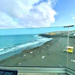 Hermoso Edificio Frente Al Mar Con Gran Terraza Y Hermosas Vistas