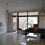 Elsa Tauro Topaz