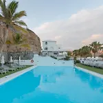 2Br Private Terrace House - Solarium & Pool