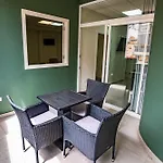 El Puente Holiday Home I- Airport 8,1K