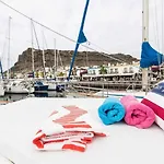 Precioso Yate En El Centro Del Puerto De Mogan