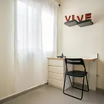 Work & Pet Friendly Urban Home Next To The Beach