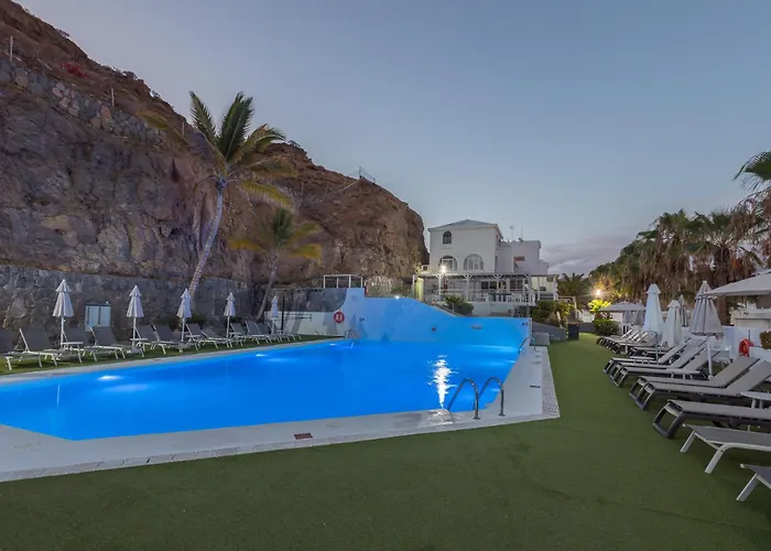 2Br Private Terrace House - Solarium & Pool