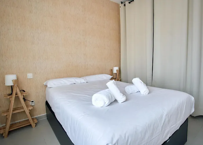 Work & Pet Friendly Urban Home Next To The Beach
