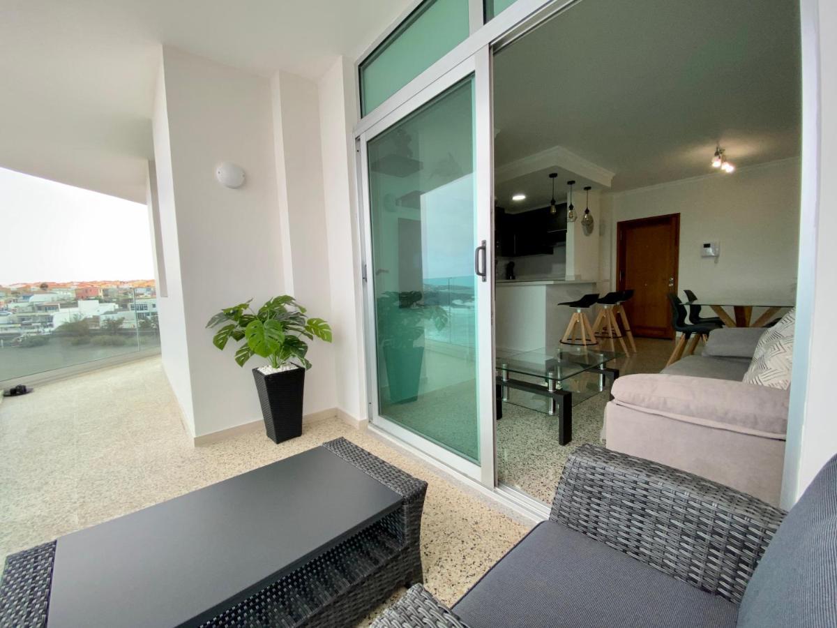 Hermoso Edificio Frente Al Mar Con Gran Terraza Y Hermosas Vistas