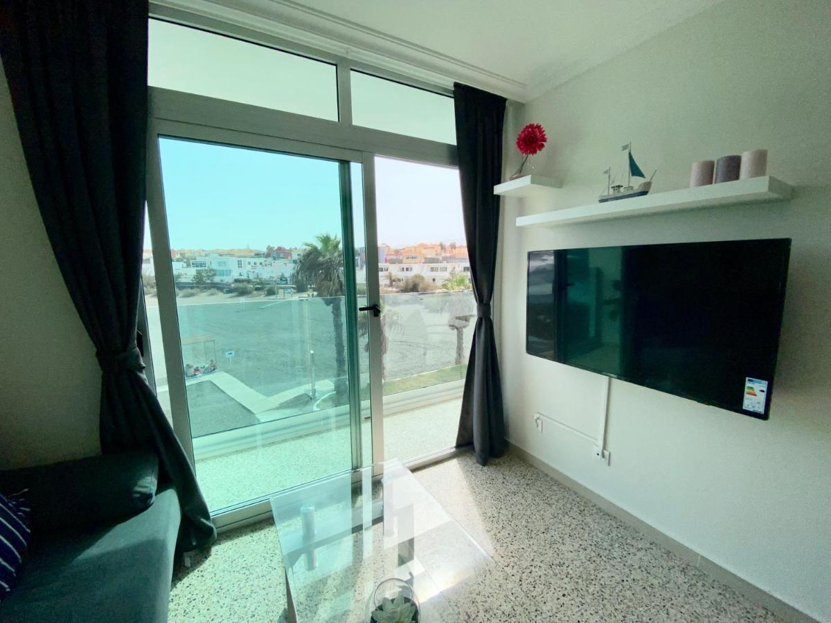 Hermoso Edificio Frente Al Mar Con Gran Terraza Y Hermosas Vistas *