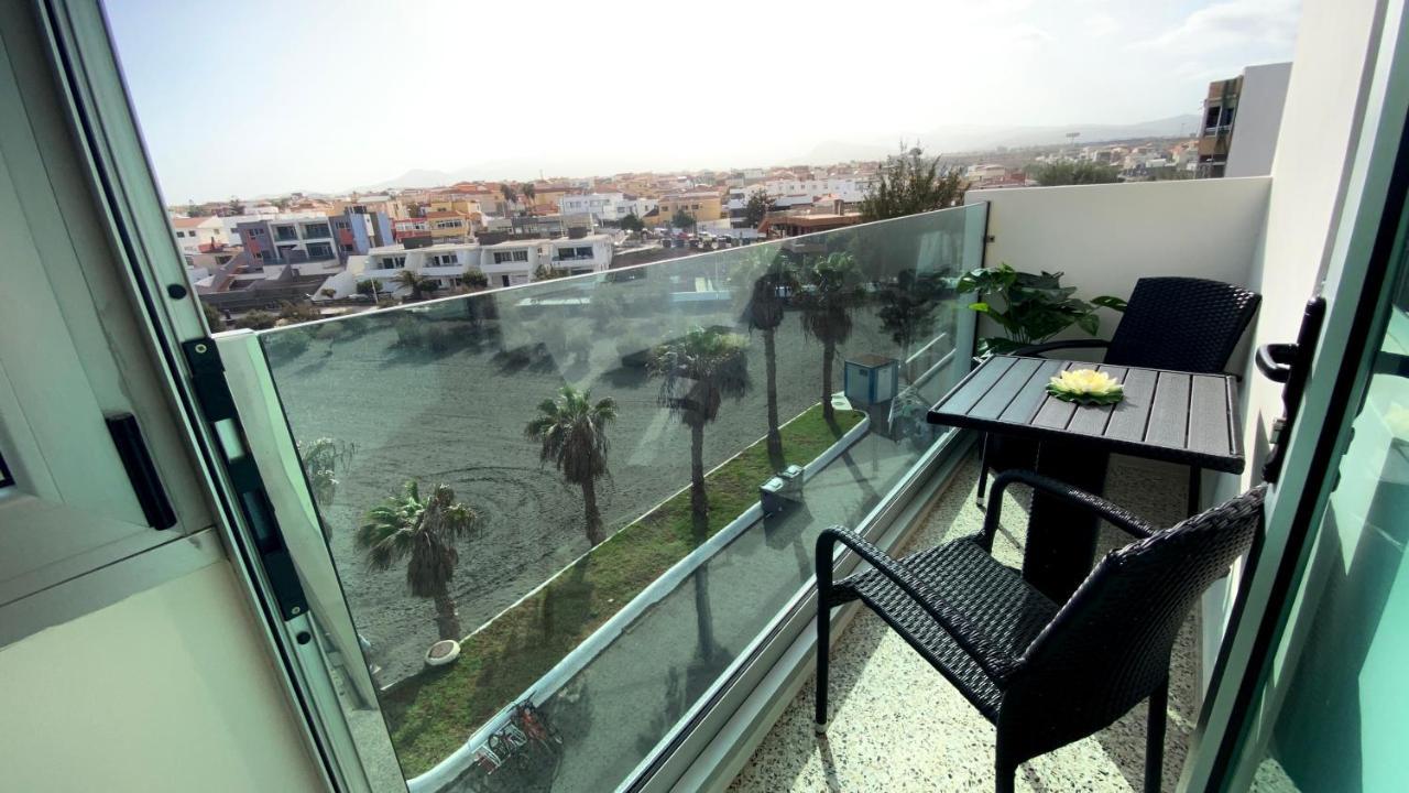 Hermoso Edificio Frente Al Mar Con Gran Terraza Y Hermosas Vistas *