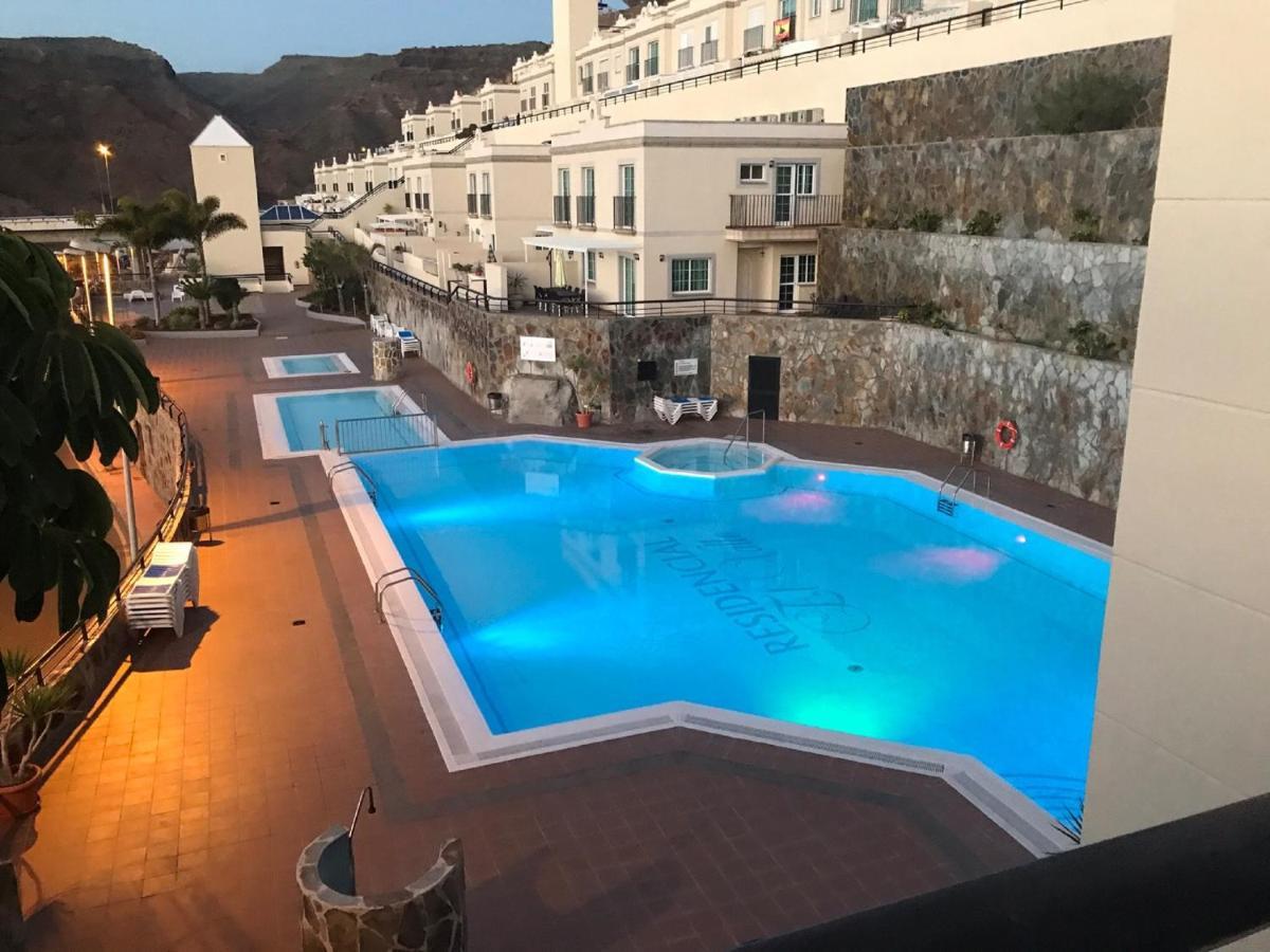 Modern Family Above Swimming Pool * Puerto Rico (Gran Canaria)