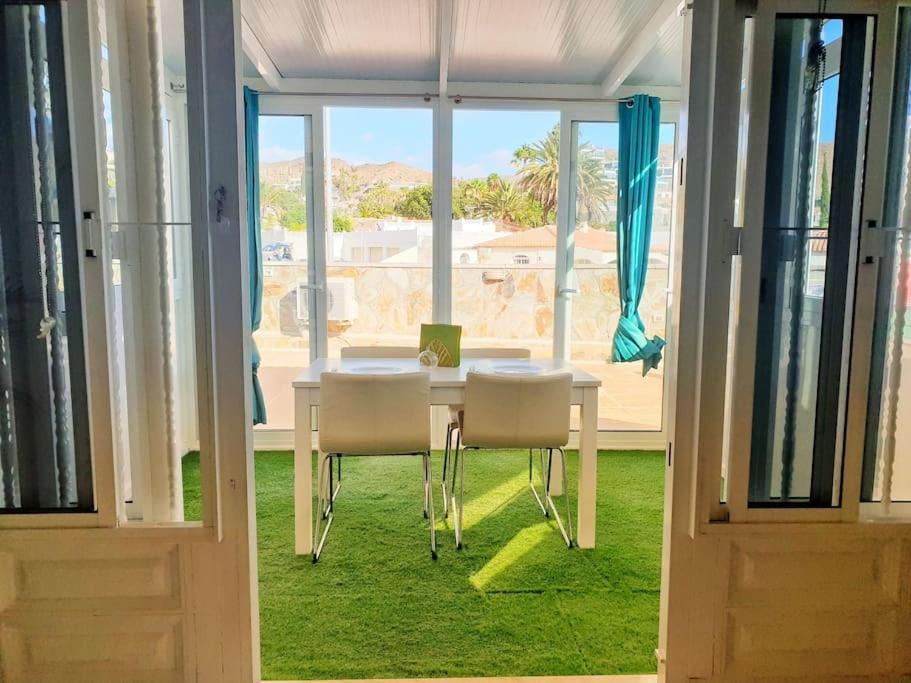 Apartamento The Perfect Place To Relax Bedroom With Hot Tub, Beautiful Tropical Garden Area. Bbq And Big Open Spaces Through The House.it Is Located In A Quiet Place, But Still 5 Min Away From The Touristic Puerto Rico And Walking Distance From The Mogán