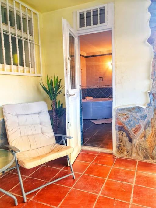 Apartamento The Perfect Place To Relax Bedroom With Hot Tub, Beautiful Tropical Garden Area. Bbq And Big Open Spaces Through The House.it Is Located In A Quiet Place, But Still 5 Min Away From The Touristic Puerto Rico And Walking Distance From The Mogán
