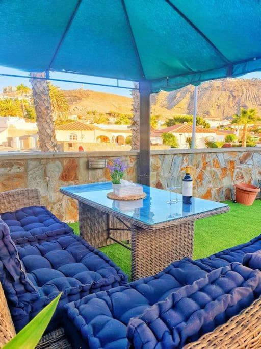 Apartamento The Perfect Place To Relax Bedroom With Hot Tub, Beautiful Tropical Garden Area. Bbq And Big Open Spaces Through The House.it Is Located In A Quiet Place, But Still 5 Min Away From The Touristic Puerto Rico And Walking Distance From The Mogán