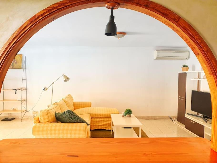 The Perfect Place To Relax Bedroom With Hot Tub, Beautiful Tropical Garden Area. Bbq And Big Open Spaces Through The House.it Is Located In A Quiet Place, But Still 5 Min Away From The Touristic Puerto Rico And Walking Distance From The Apartamento *