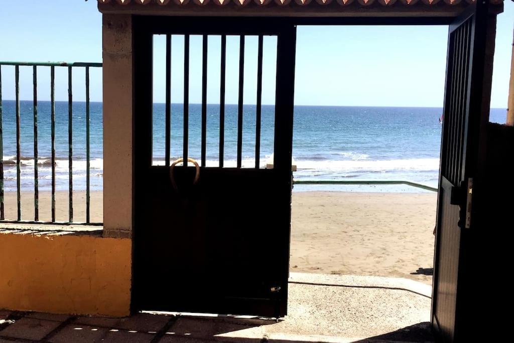 Newly Refurbished Beachfront Apartment. Apartamento
