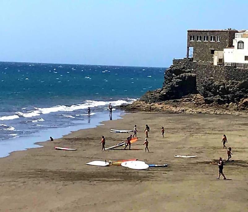 Newly Refurbished Beachfront Apartment. Apartamento *