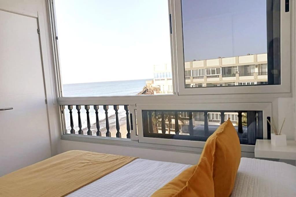 Newly Refurbished Beachfront Apartment. Apartamento *