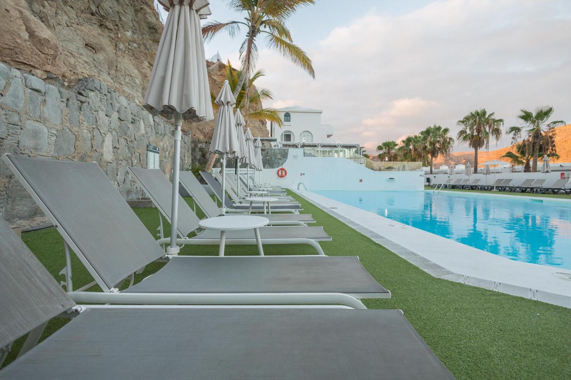 2br Private Terrace House - Solarium & Pool Apartment