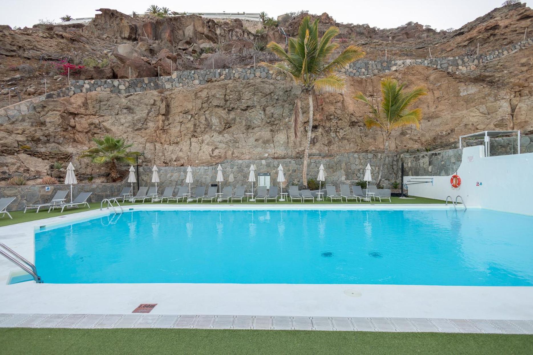 2br Private Terrace House - Solarium & Pool