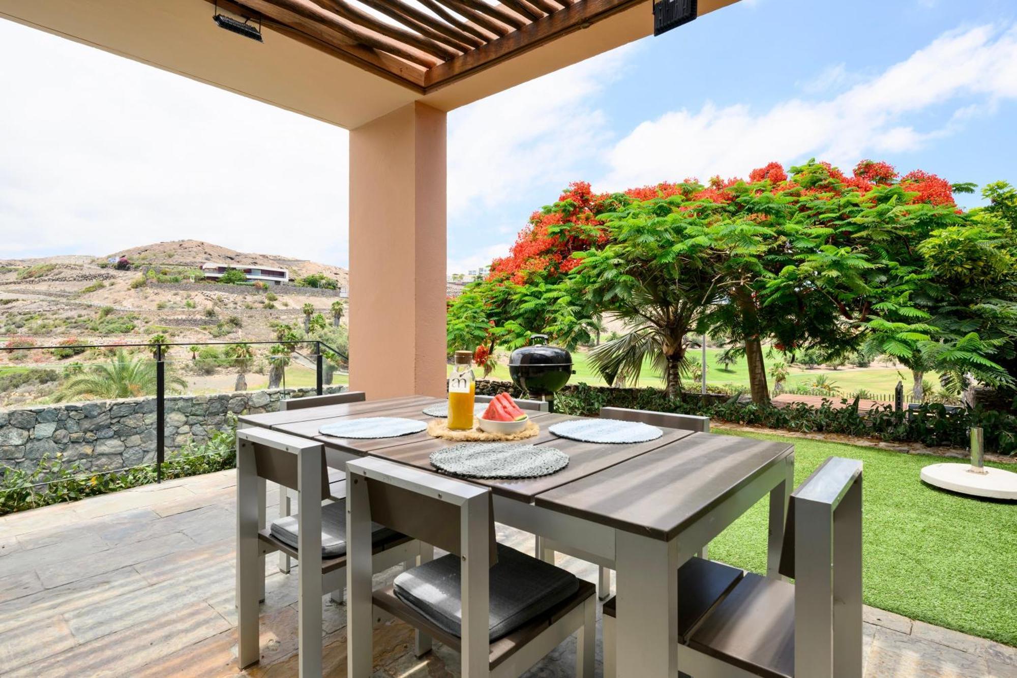 Villa With Private Pool In Luxury Golf