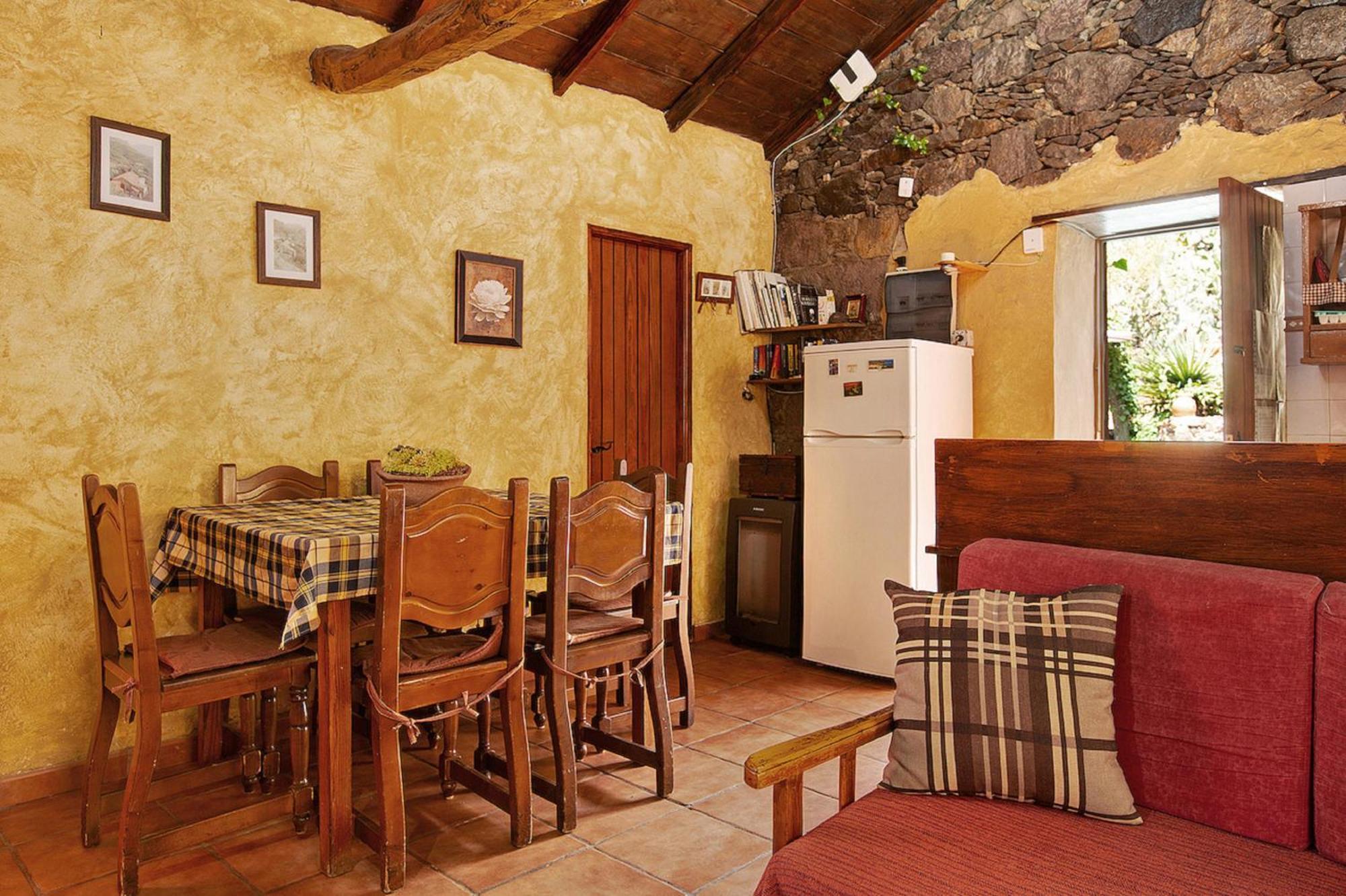 House Sleeps6-parking-garden-pool In Summer-pet Villa *
