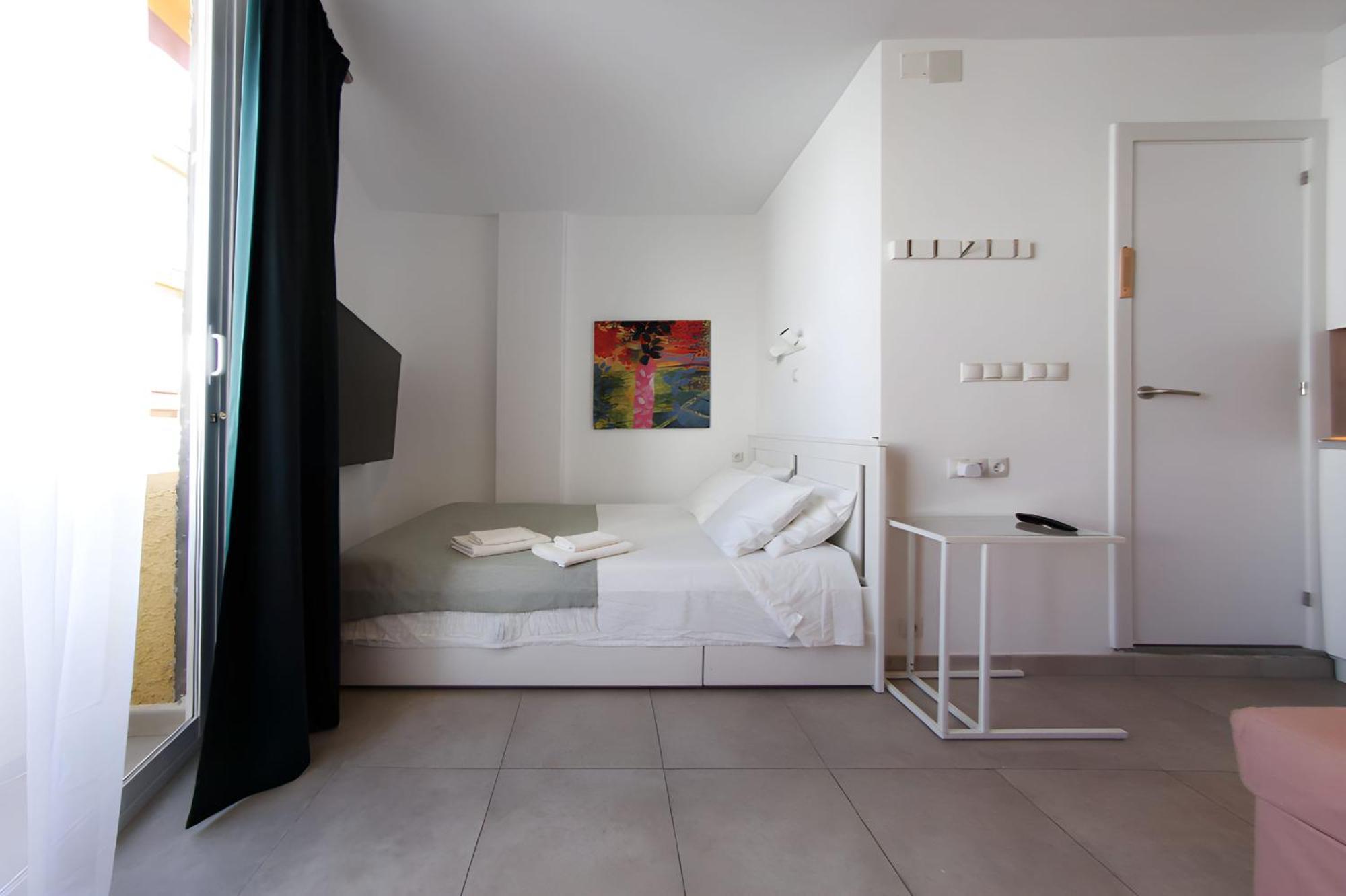 With Small Balcony Apartamento