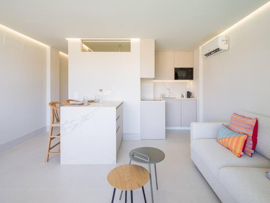 Freshly Renovated, Walk To Yumbo, Shops & Dining