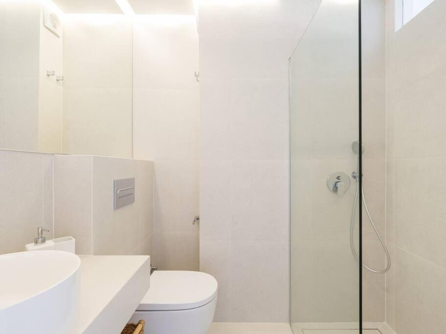 Freshly Renovated, Walk To Yumbo, Shops & Dining *
