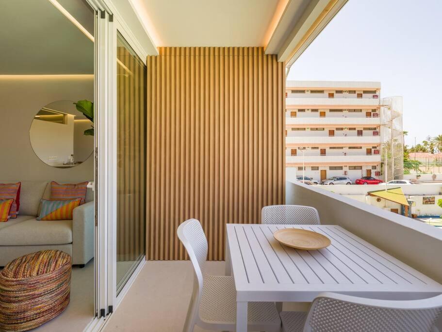 Freshly Renovated, Walk To Yumbo, Shops & Dining Apartamento