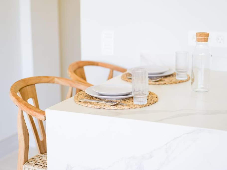 Freshly Renovated, Walk To Yumbo, Shops & Dining Apartamento *