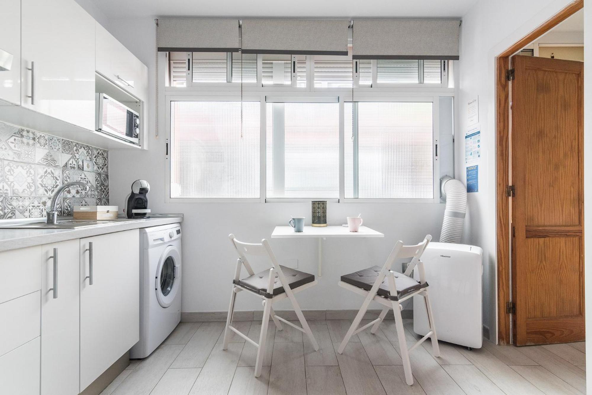 Minimalist & Exterior Next To The Appartamento