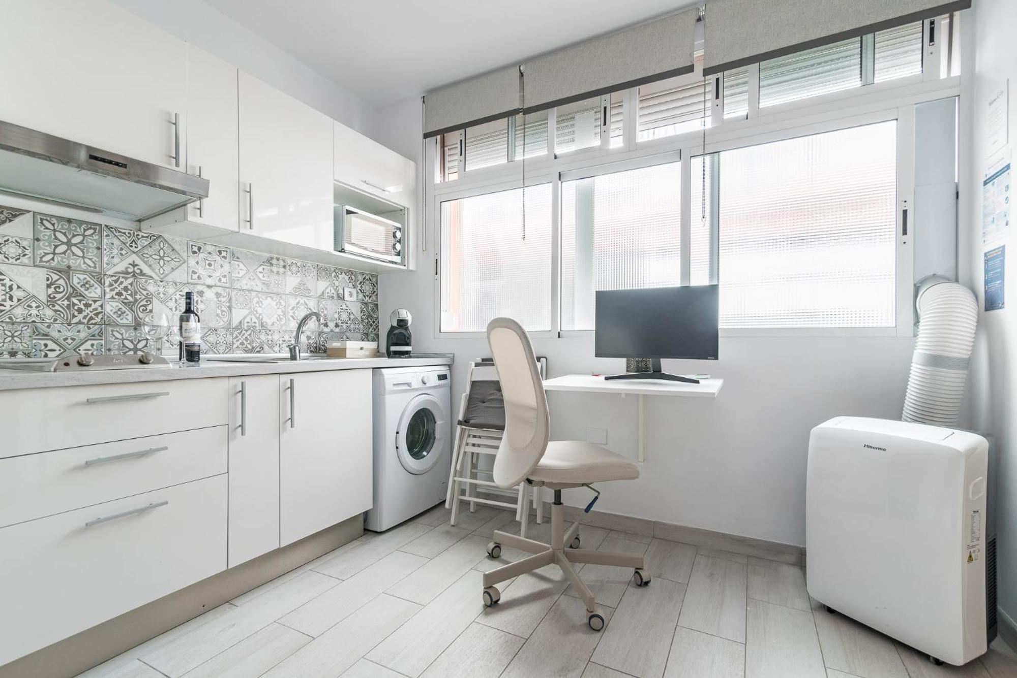 Minimalist & Exterior Next To The Appartamento
