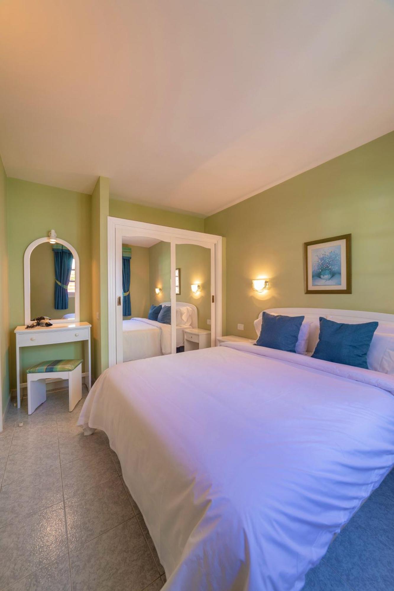 Apartahotel Club Vista Serena 3*