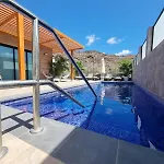 Villa De Lujo Con Piscina Climatizada