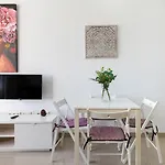 Lenas Modern Apartment