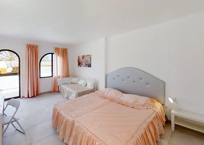 Habitaciones triples espaciosas con baños privados en Maspalomas