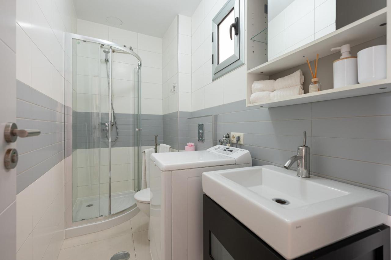 Homeforguest Two-bedroom In The Heart Of Triana Apartment