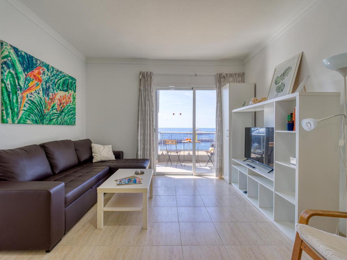 First Line - Parking Free Holiday home *