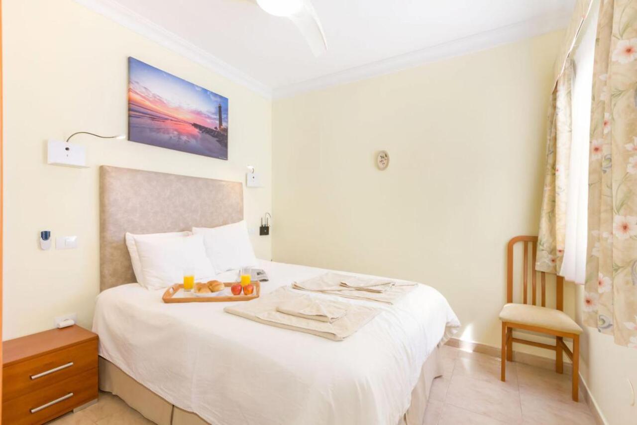 - Spacious, 3 Bedroom Apartment. Air Con. Heated Pool, Playa *