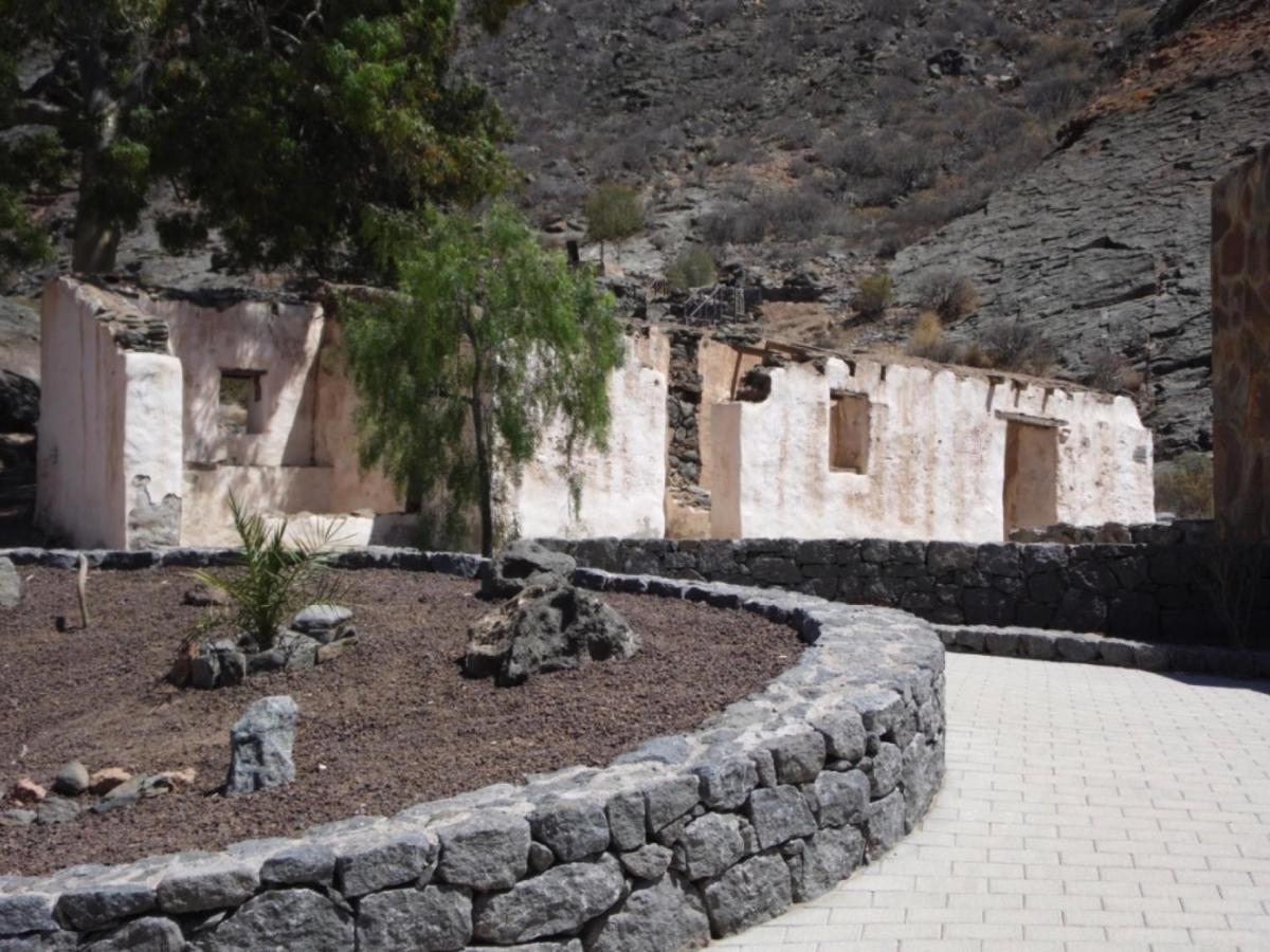 - Spacious, 3 Bedroom Apartment. Air Con. Heated Pool, Playa *