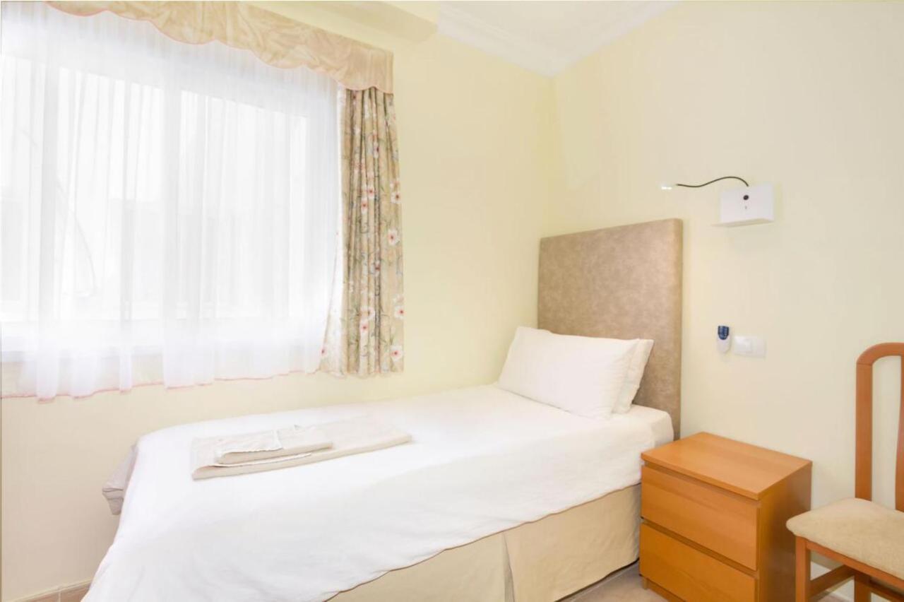 - Spacious, 3 Bedroom Apartment. Air Con. Heated Pool, Playa *