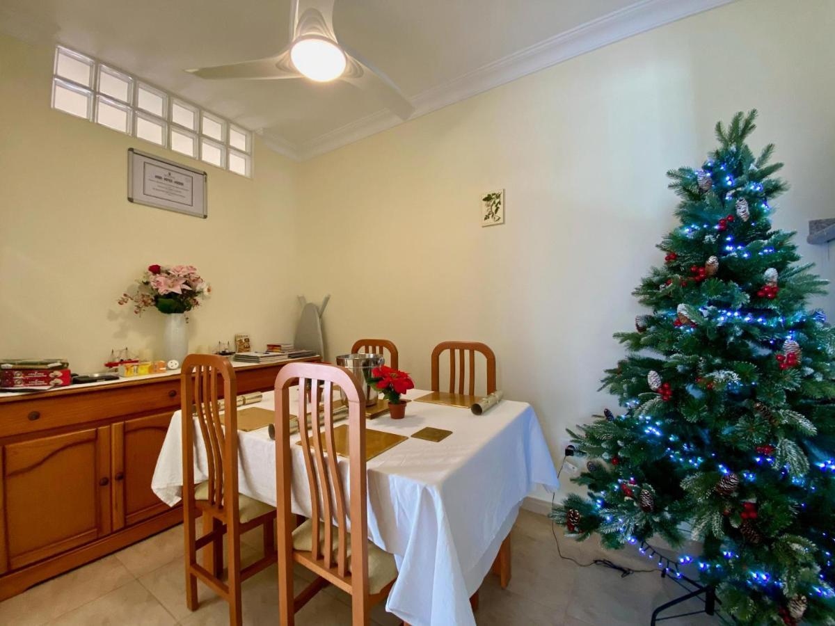 - Spacious, 3 Bedroom Apartment. Air Con. Heated Pool, Playa *