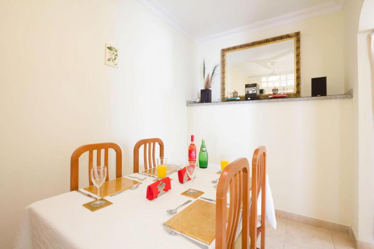 - Spacious, 3 Bedroom Apartment. Air Con. Heated Pool, Playa *