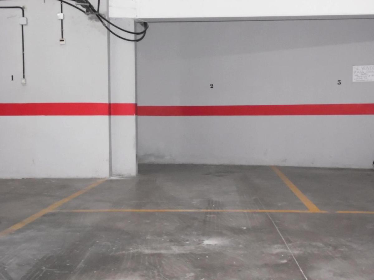 - Spacious, 3 Bedroom Apartment. Air Con. Heated Pool, Playa