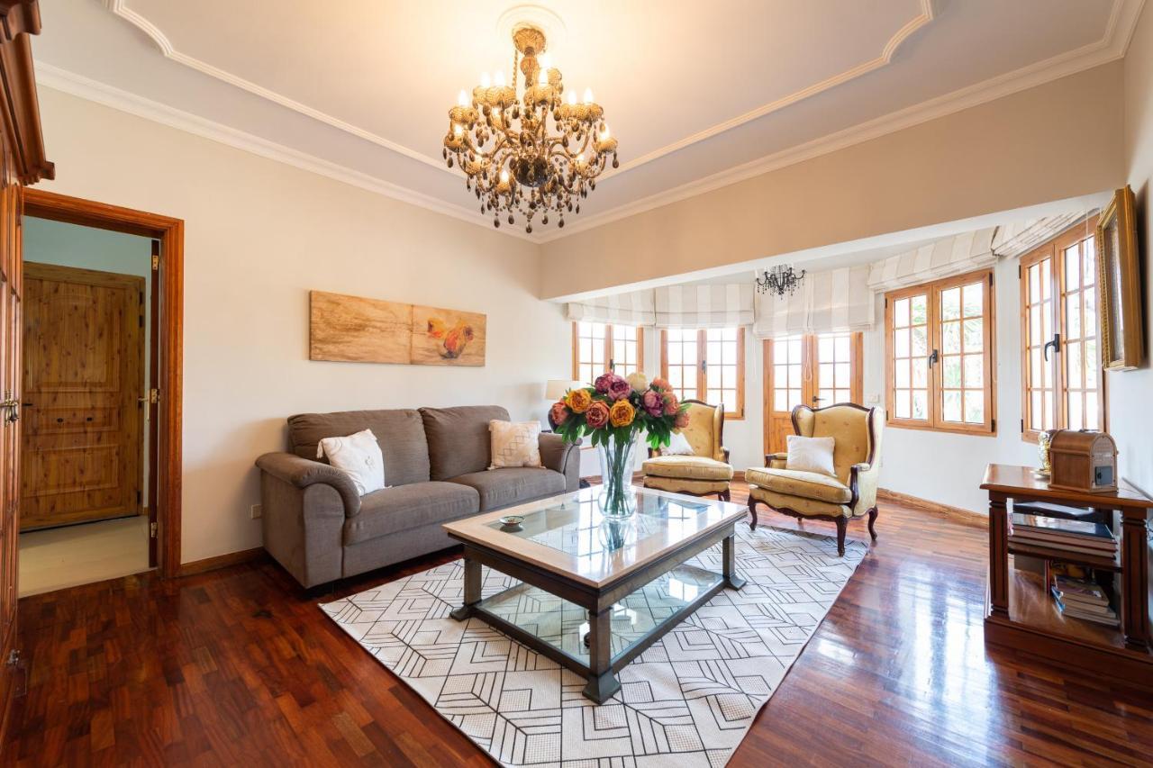 5br - Pool Parking & Tennis Court Villa