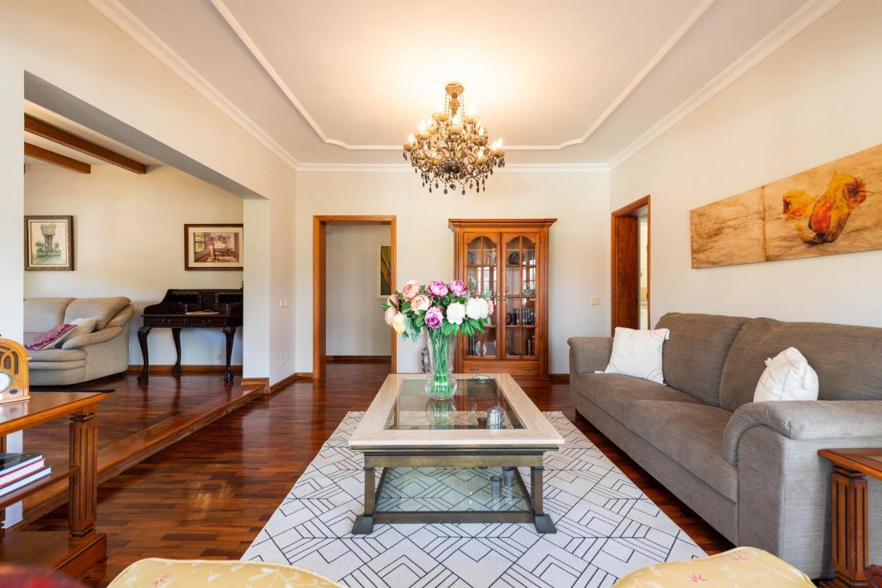 5br - Pool Parking & Tennis Court Villa