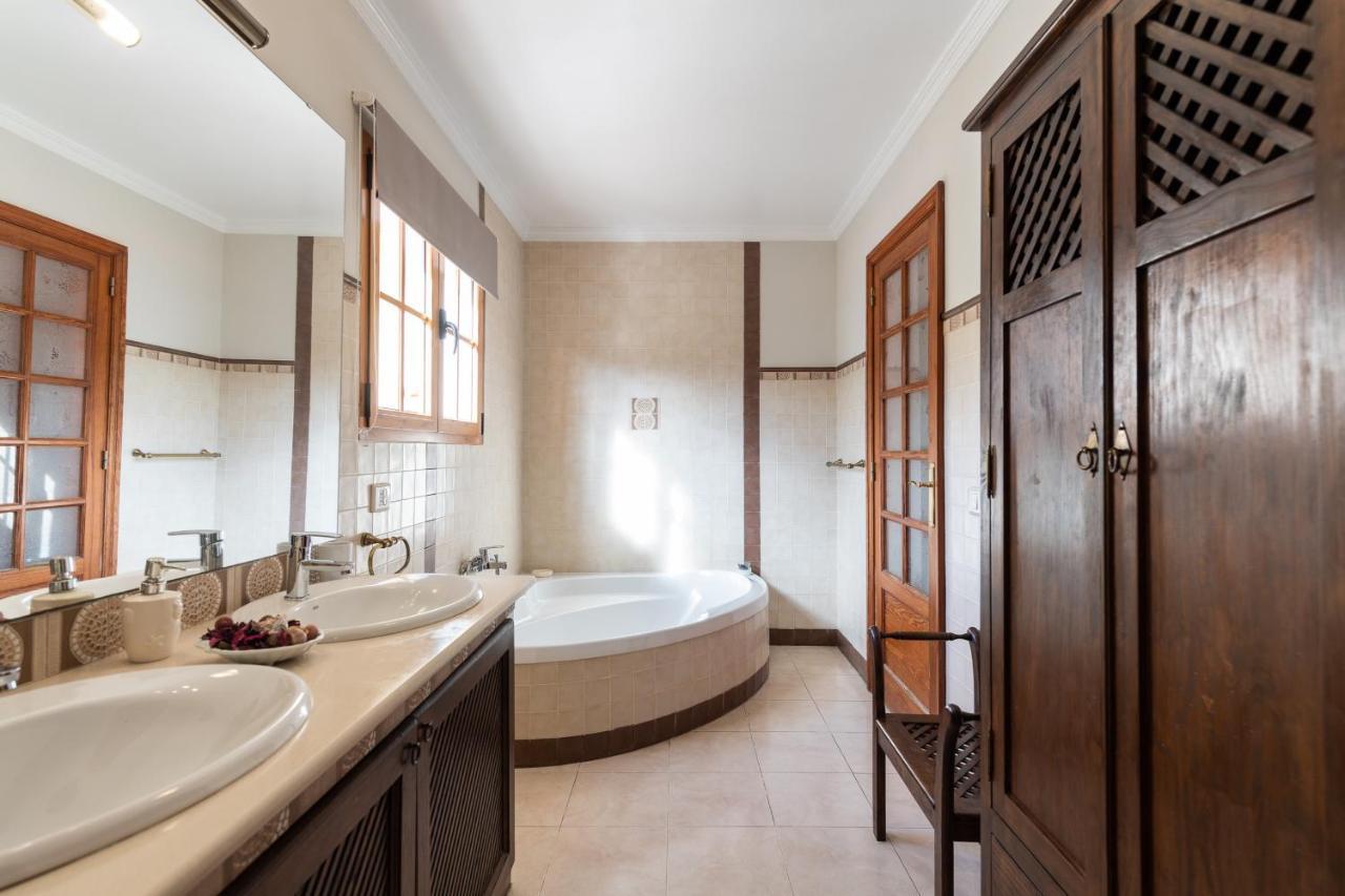 5br - Pool Parking & Tennis Court Villa