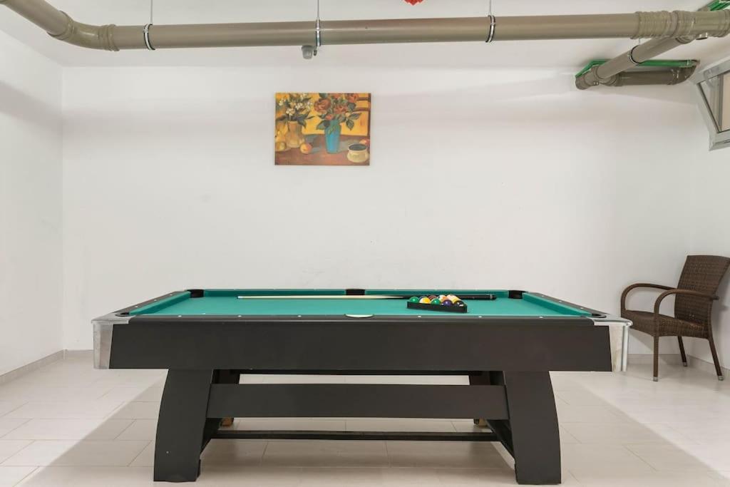Big Tauro With Private Heated Saltwater Pool & Jacuzzi & Bbq & Game & Arcade Games