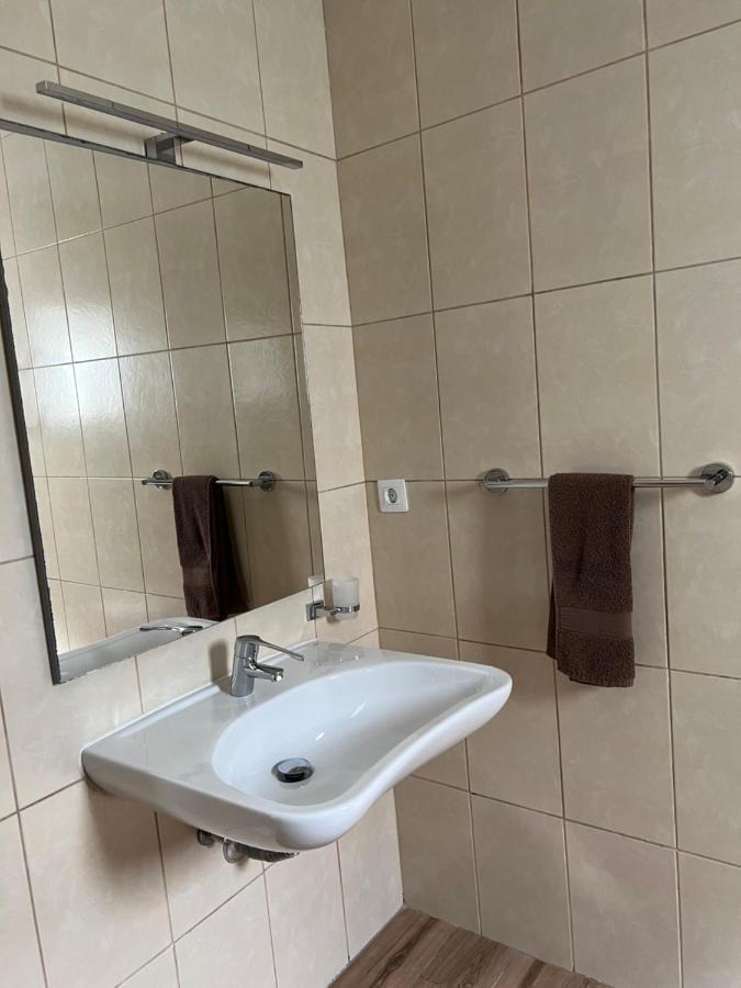 Con Bano Adaptado Y Piscina En *