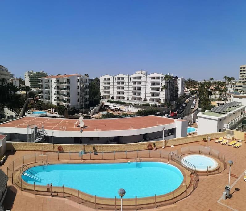 Modernes Mit Poolblick In Top-lage Von
