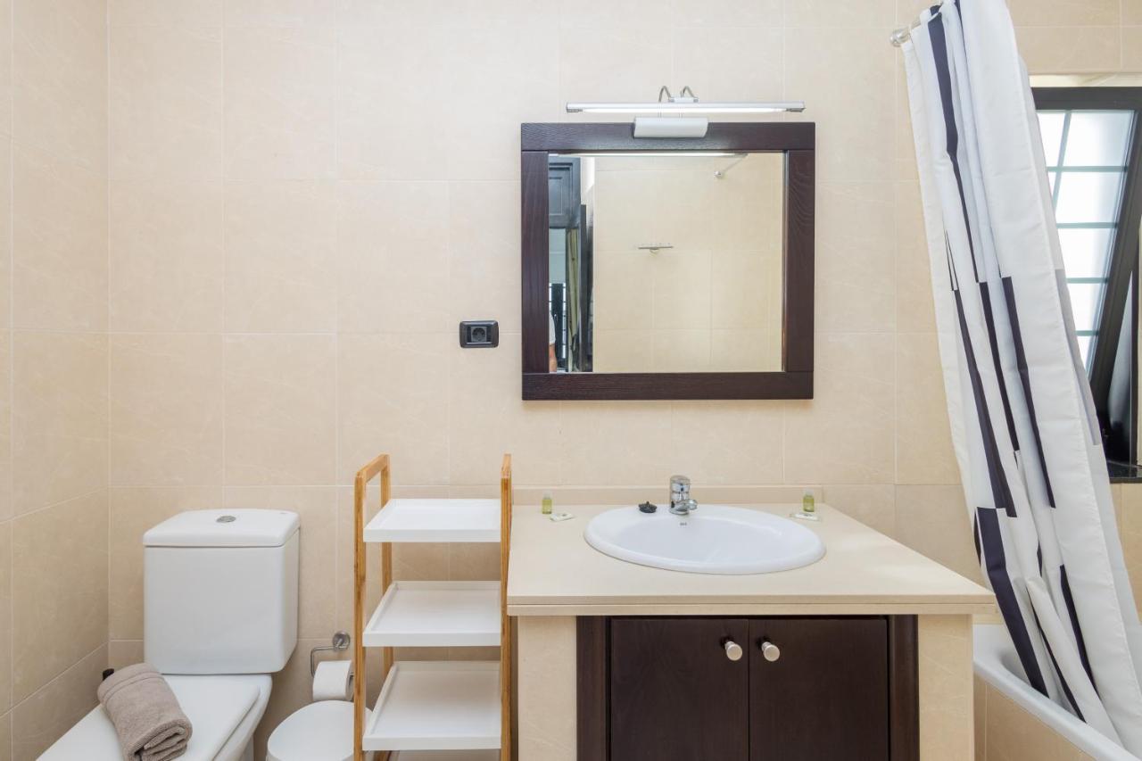 3br House - Parking - Pool - 15 Min Walk To Сasa de vacaciones